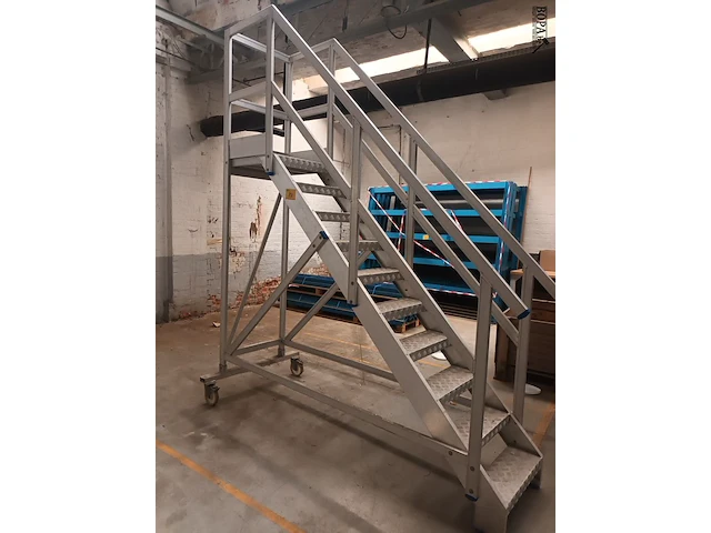 Lot 892 - mobiele industriële steektrap - afbeelding 1 van  4