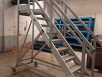Lot 892 - mobiele industriële steektrap - afbeelding 1 van  4