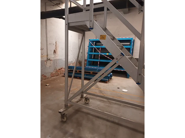 Lot 892 - mobiele industriële steektrap - afbeelding 2 van  4