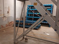 Lot 892 - mobiele industriële steektrap - afbeelding 2 van  4