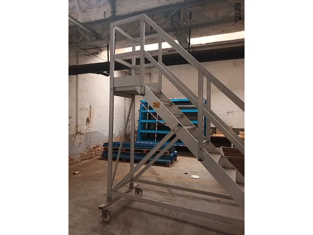 Lot 892 - mobiele industriële steektrap - afbeelding 3 van  4