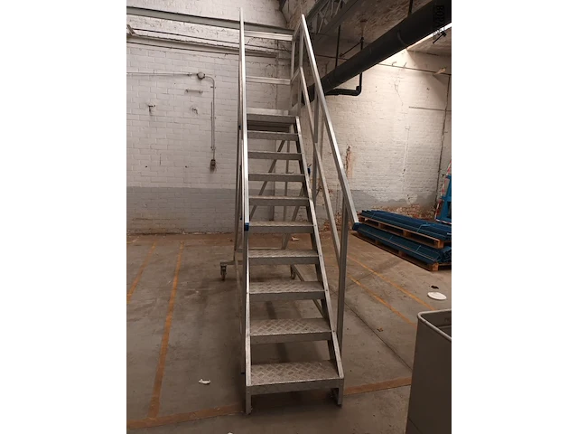 Lot 892 - mobiele industriële steektrap - afbeelding 4 van  4