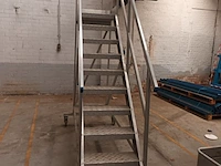 Lot 892 - mobiele industriële steektrap - afbeelding 4 van  4