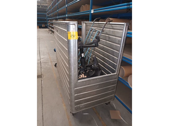 Lot 898 - aluminium transportkar met inhoud - afbeelding 1 van  4