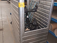 Lot 898 - aluminium transportkar met inhoud - afbeelding 1 van  4