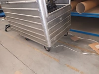 Lot 898 - aluminium transportkar met inhoud - afbeelding 2 van  4