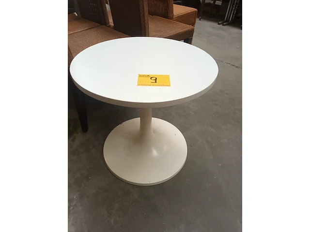 Lot 9 - bijzettafel - afbeelding 1 van  4