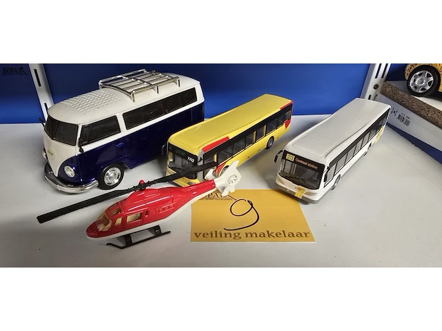 Lot 9 - busje, helikopter en 2 lijn bussen - afbeelding 1 van  4