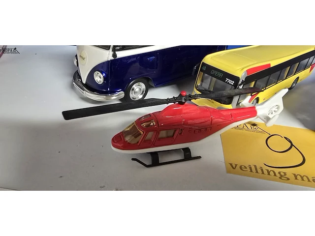 Lot 9 - busje, helikopter en 2 lijn bussen - afbeelding 2 van  4