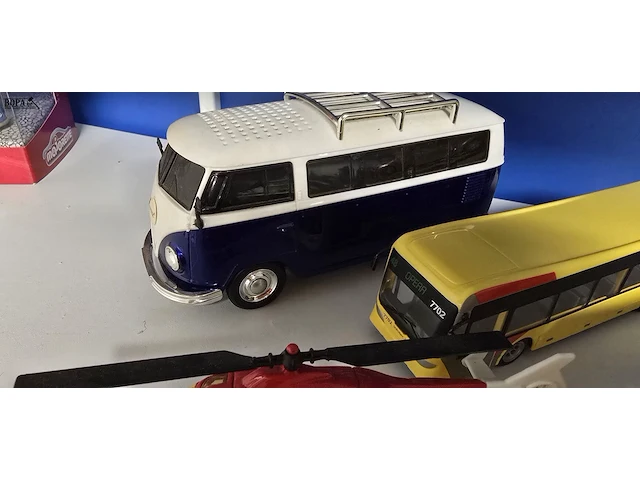 Lot 9 - busje, helikopter en 2 lijn bussen - afbeelding 4 van  4