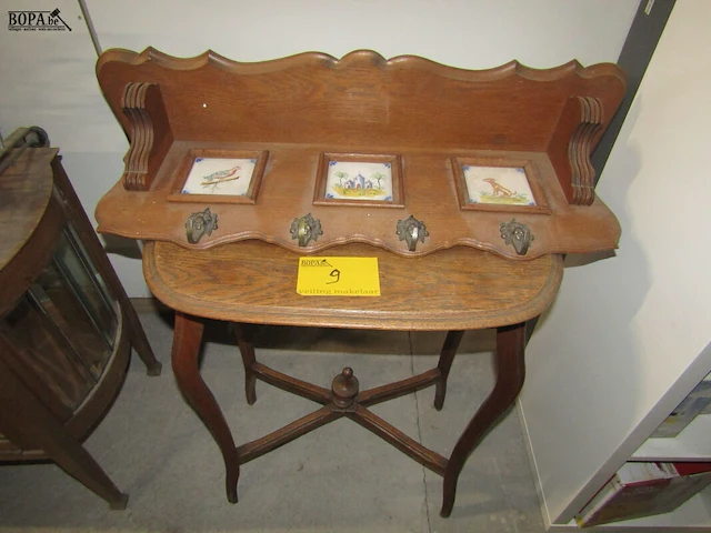 Lot 9 - commode tafel en muurkapstok - afbeelding 1 van  3