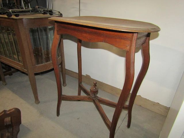 Lot 9 - commode tafel en muurkapstok - afbeelding 2 van  3