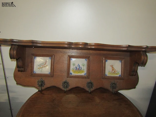 Lot 9 - commode tafel en muurkapstok - afbeelding 3 van  3
