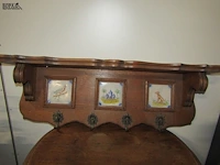 Lot 9 - commode tafel en muurkapstok - afbeelding 3 van  3