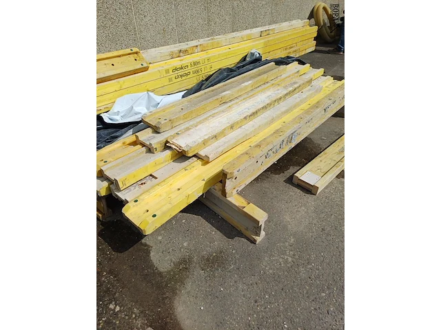Lot 9 - constructiebalken - afbeelding 1 van  2