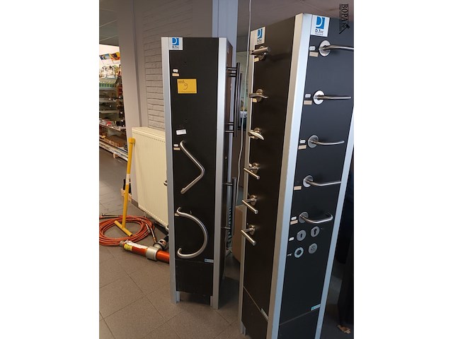 Lot 9 - demo stand met deurbeslag. 2 stuks - afbeelding 1 van  3