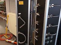 Lot 9 - demo stand met deurbeslag. 2 stuks - afbeelding 1 van  3