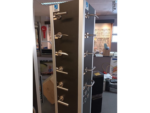 Lot 9 - demo stand met deurbeslag. 2 stuks - afbeelding 2 van  3