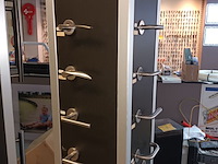 Lot 9 - demo stand met deurbeslag. 2 stuks - afbeelding 2 van  3