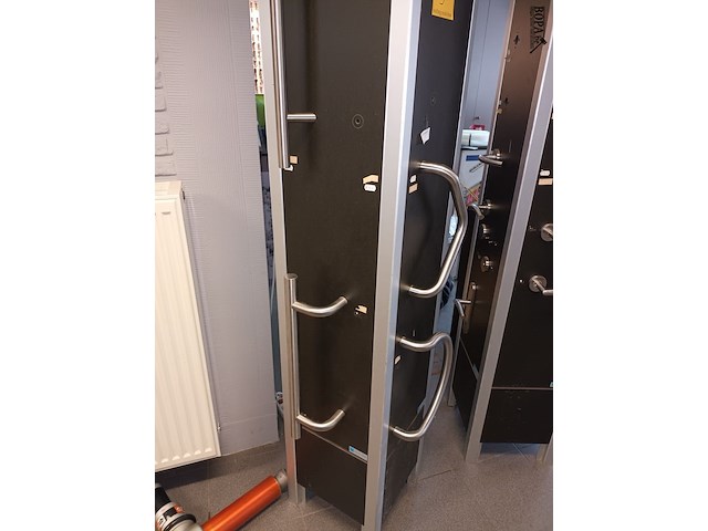 Lot 9 - demo stand met deurbeslag. 2 stuks - afbeelding 3 van  3