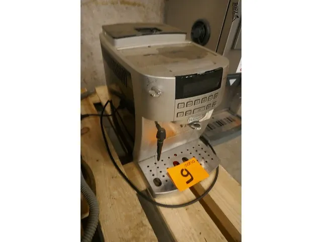 Lot 9 - espressomachine delonghi - afbeelding 2 van  3
