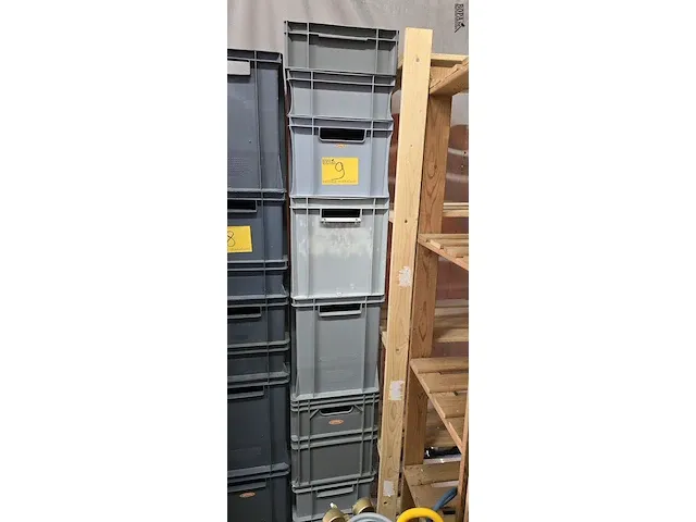 Lot 9 - grijze kunststof bakken, 7 stuks - afbeelding 1 van  3
