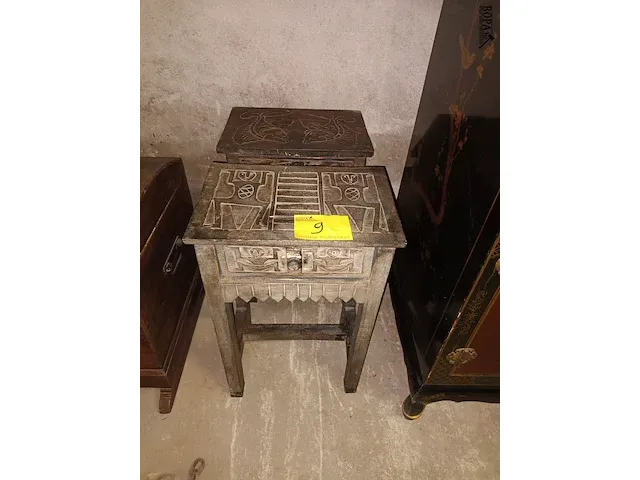 Lot 9 - houten bijzettafeltjes. 2 stuks - afbeelding 1 van  4