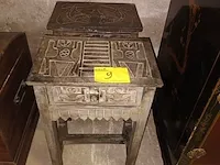 Lot 9 - houten bijzettafeltjes. 2 stuks - afbeelding 1 van  4
