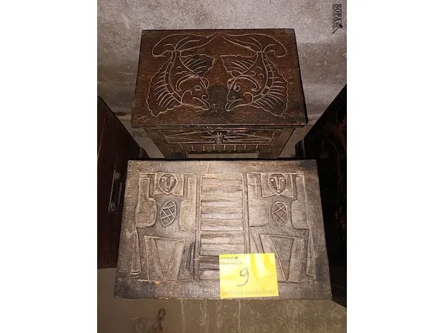 Lot 9 - houten bijzettafeltjes. 2 stuks - afbeelding 3 van  4