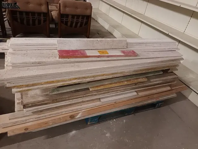 Lot 9 - houten stellingplanken. ca. 60 stuks - afbeelding 1 van  5