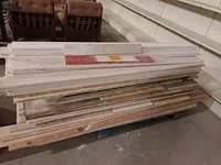 Lot 9 - houten stellingplanken. ca. 60 stuks - afbeelding 1 van  5
