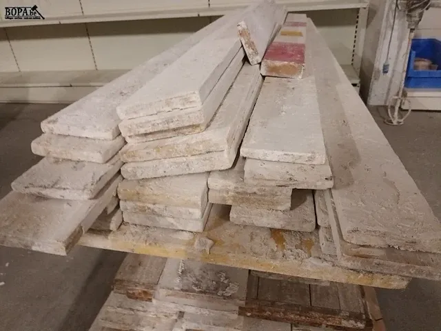 Lot 9 - houten stellingplanken. ca. 60 stuks - afbeelding 4 van  5