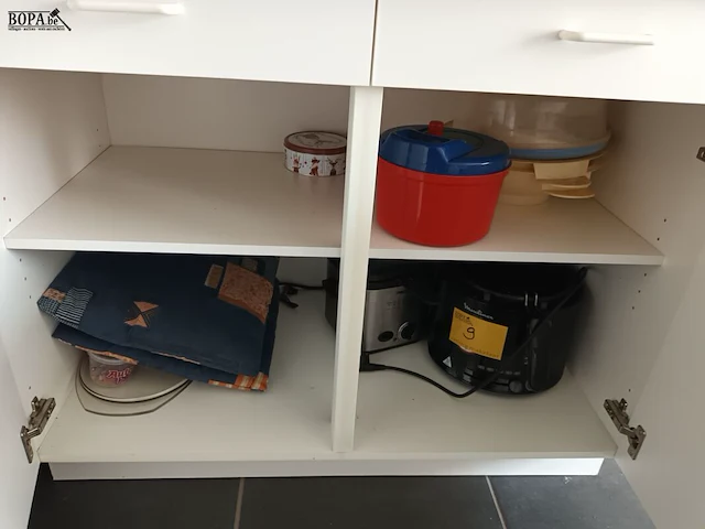 Lot 9 - huisraad en friteuses. inhoud kast - afbeelding 1 van  4