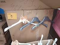 Lot 9 - kleerhangers. 6 dozen - afbeelding 2 van  3