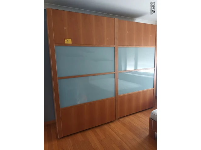 Lot 9 - kleerkast - afbeelding 1 van  4