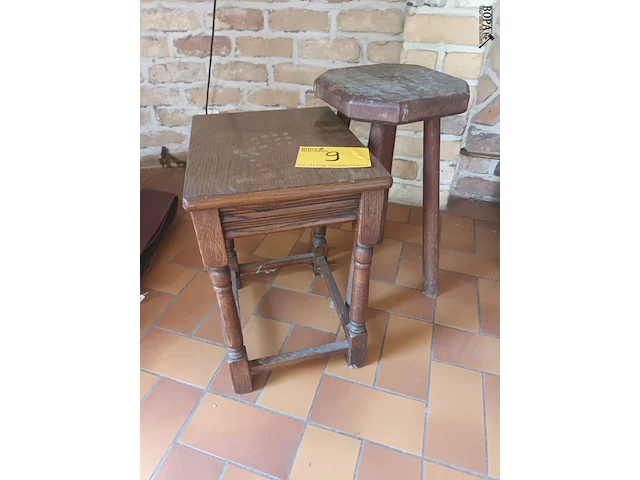Lot 9 - krukje en bijzettafeltje - afbeelding 2 van  3