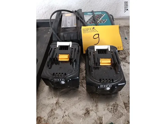 Lot 9 - lader en batterijen makita - afbeelding 2 van  3