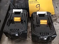 Lot 9 - lader en batterijen makita - afbeelding 2 van  3