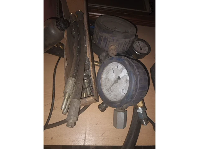 Lot 9 - lot diverse drukmeters - afbeelding 2 van  6