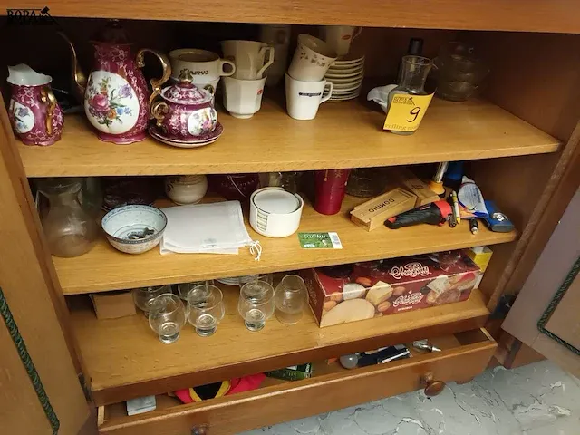 Lot 9 - lot diversen. inhoud dressoir kast - afbeelding 1 van  6