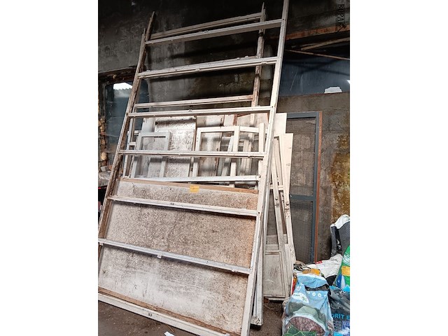 Lot 9 - lot hout - afbeelding 1 van  2