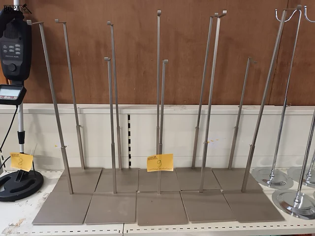 Lot 9 - metalen display statief. 10 stuks - afbeelding 1 van  3