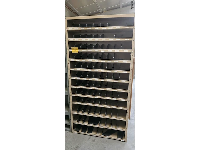 Lot 9 - open metalen kast met 12 legplanken en vakjes - afbeelding 1 van  1