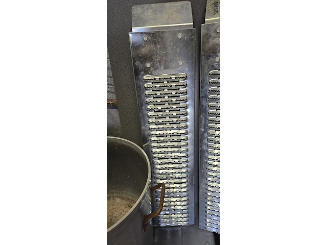 Lot 9 - oprijplaten 2stuks - afbeelding 2 van  3