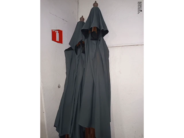 Lot 9 - parasols en voeten - afbeelding 2 van  3