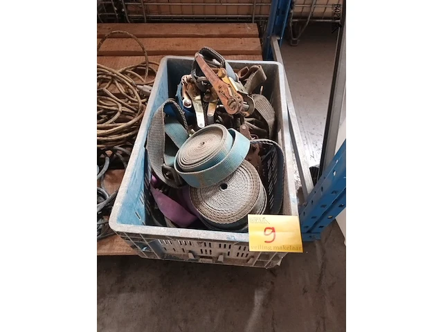 Lot 9 - spanbanden en ratels. 12 stuks - afbeelding 1 van  4