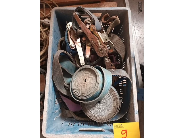 Lot 9 - spanbanden en ratels. 12 stuks - afbeelding 2 van  4