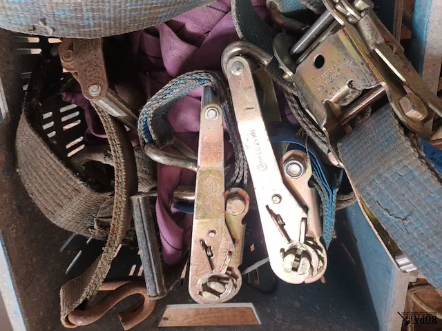 Lot 9 - spanbanden en ratels. 12 stuks - afbeelding 4 van  4