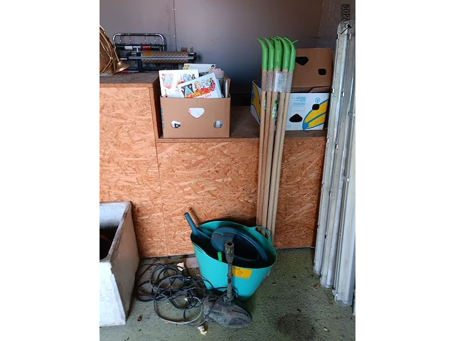 Lot 9 - tuin materiaal. 10 stuks - afbeelding 1 van  1