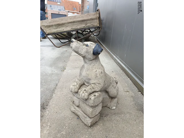 Lot 9 - vintage beeld beton hond - afbeelding 2 van  5